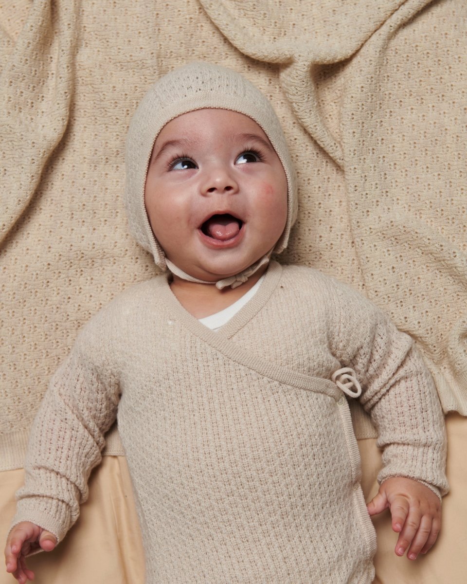 Copenhagen Colors | Merino pointelle body og lue, 2-delt sett – Lys krem | Torgunns Barneklær AS