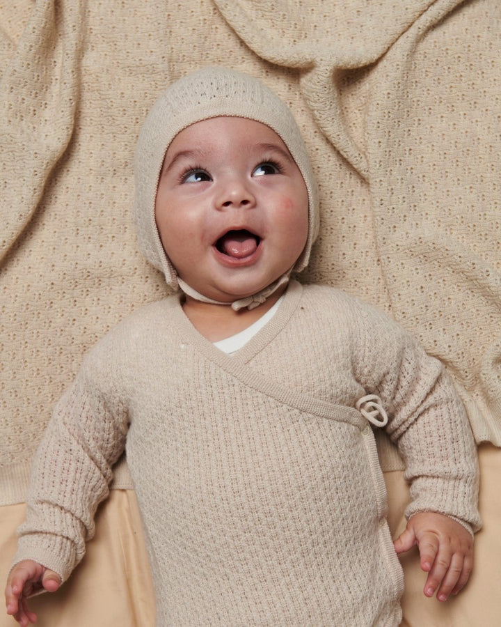 Copenhagen Colors | Merino pointelle body og lue, 2-delt sett – Lys krem | Torgunns Barneklær AS