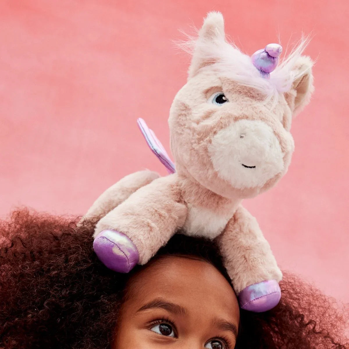 Myk plys unicorn med lilla horn og vinger, perfekt leketøy for barn