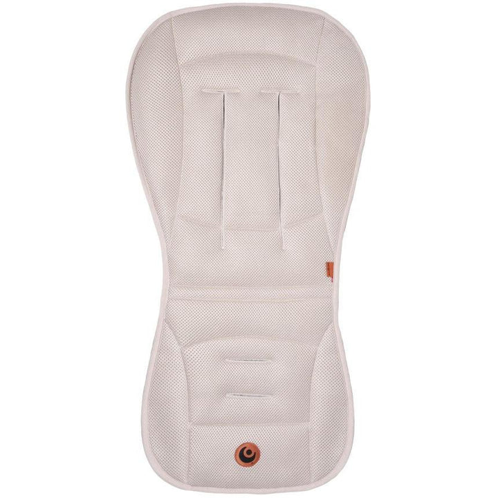 Hvit mesh-babysetepute med ergonomisk form og sikkerhetsdetaljer for bekvemhet og støtte