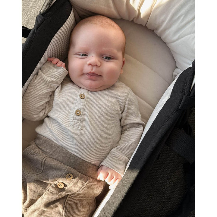 Easygrow Favn 2 Carrynest® – Trygg bærebag &amp; babynest til baby | Kordfløyel Ivory | Torgunns Barneklær AS