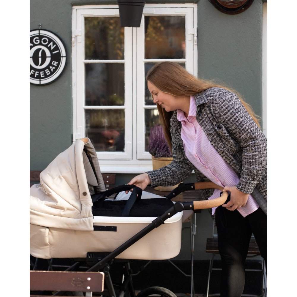 Easygrow Favn 2 Carrynest® – Trygg bærebag &amp; babynest til baby | Kordfløyel Ivory | Torgunns Barneklær AS