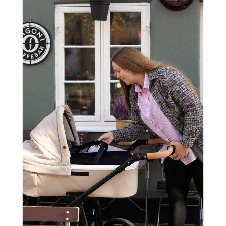Easygrow Favn 2 Carrynest® – Trygg bærebag &amp; babynest til baby | Kordfløyel Ivory | Torgunns Barneklær AS