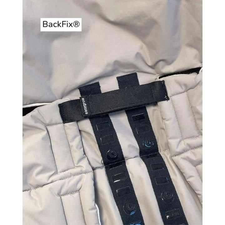 BackFix® justerbar ryggstøtte i myk barnejakke med easygrow-bånd for vekstvennlig passform