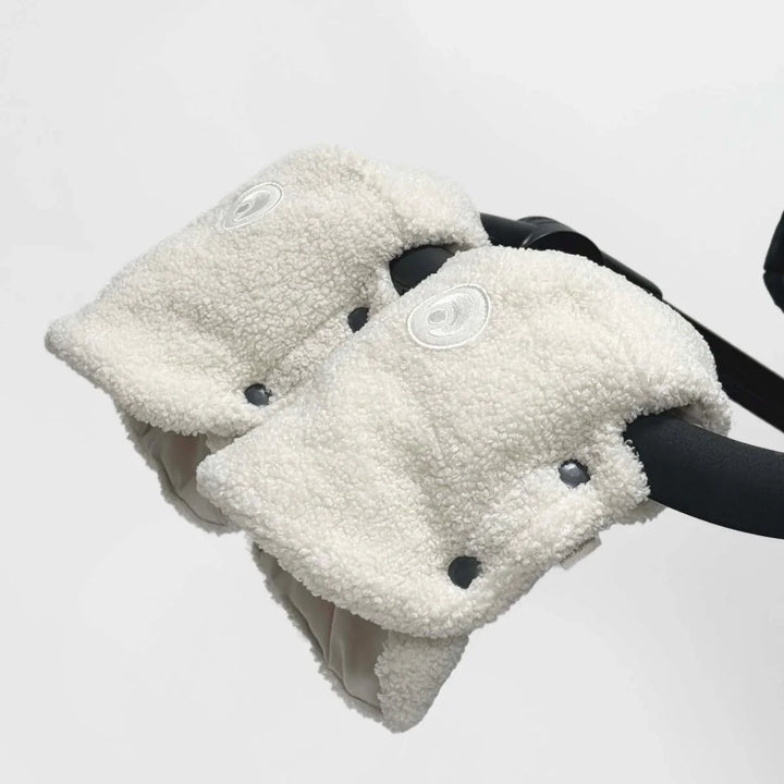 Myke, hvite ullhansker for spedbarn med trykkknapper og logo, perfekt til vinter og barnevogn