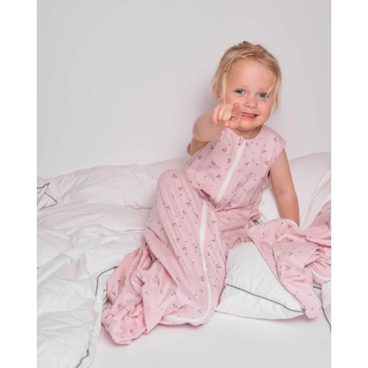 Liten jente i rosa blomsterpyjamas, myk barneklær for bebis og småbarn