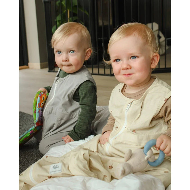 To småbarn i myke, bærekraftige barneklær med leketøy, 0-8 år