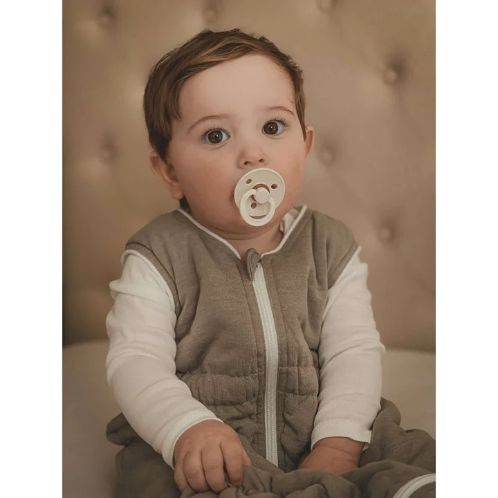Baby i myk ullpyjamas med sugelakk, perfekt for spedbarn 0-8 år