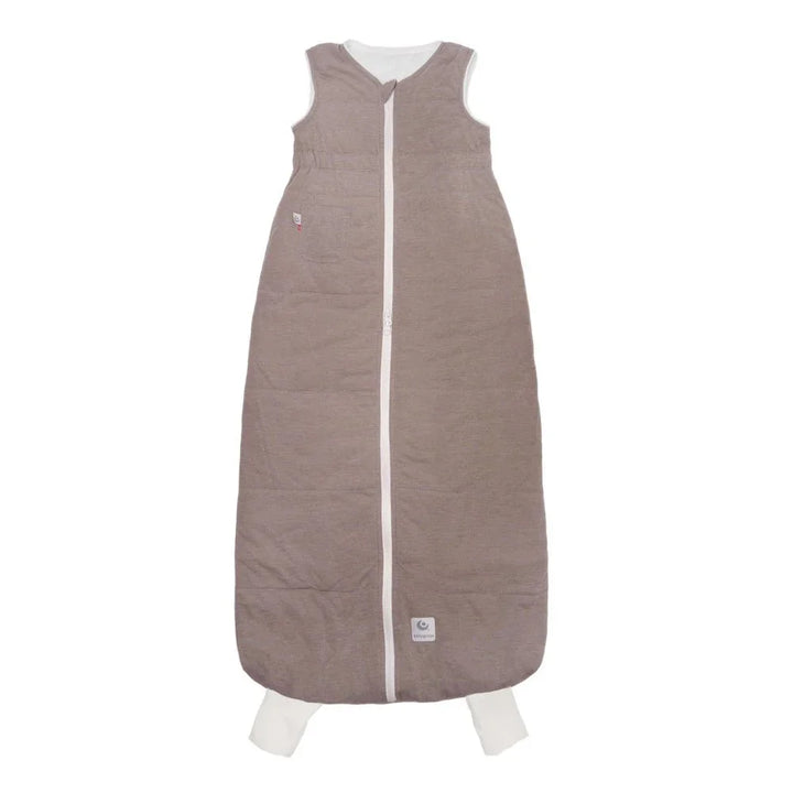 Beige babysovepose med hvit glidelås og fotlommer, myk ull og bærekraftig design for spedbarn