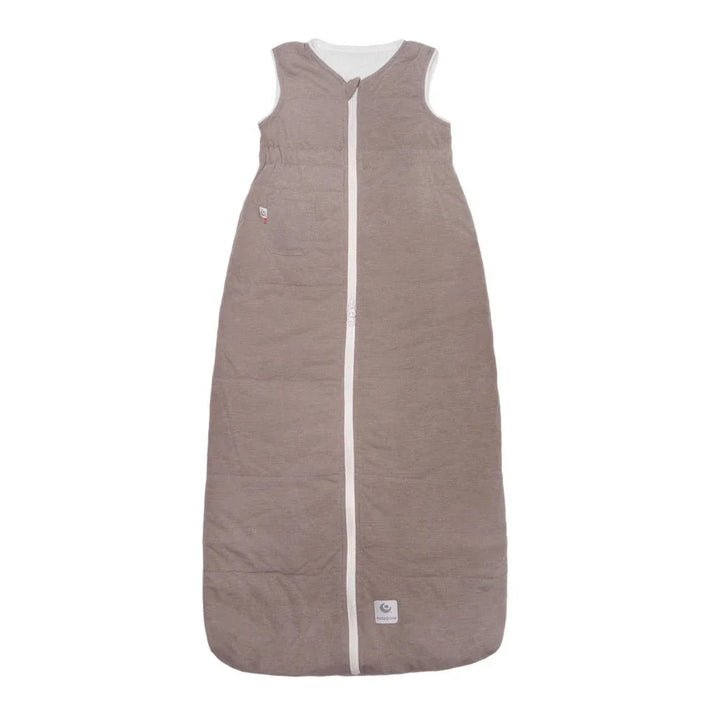 Beige babysovepose med hvit glidelås, myk ull og bærekraftig design for spedbarn og småbarn