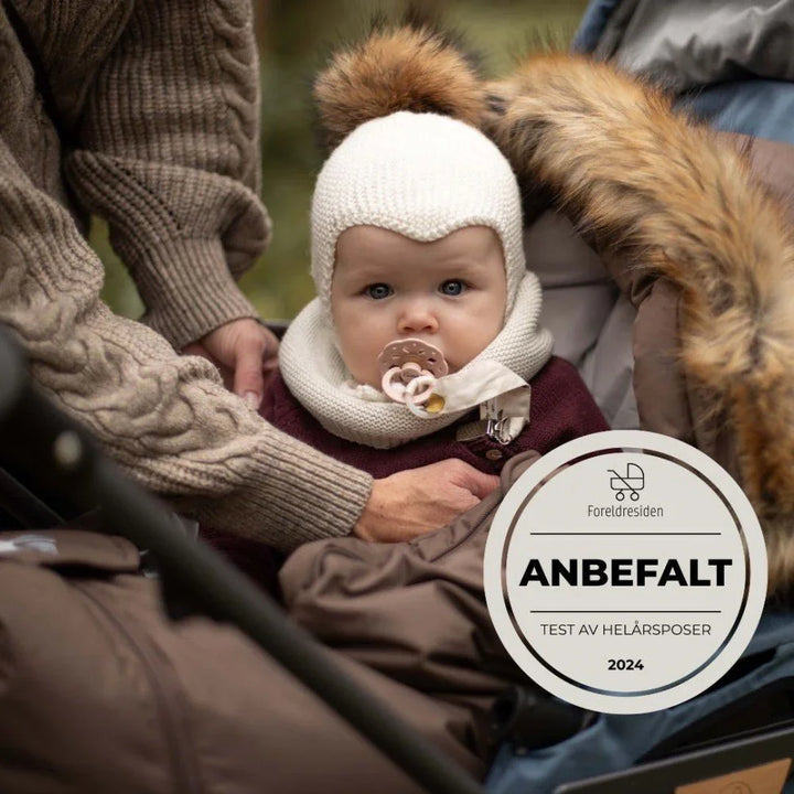 Baby i varm ullhette og barnevogn, anbefalt av Foreldresiden 2024