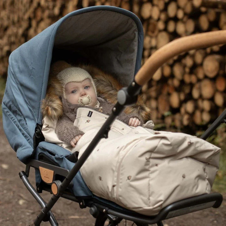 Baby i barnevogn med ullhette og vinterklær, myke barneklær for 0-8 år