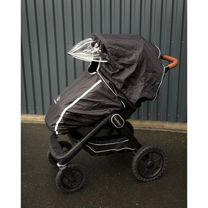 Sort regnbeskyttelse for barnevogn med klar visir og hvite detaljer, perfekt for babyutstyr og barneklær