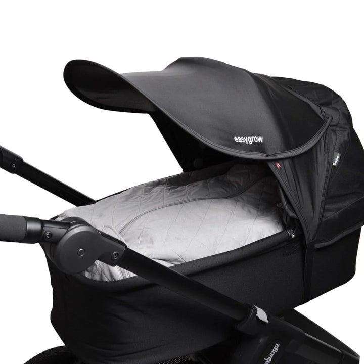 Svart easygrow barnevogn med grått kviltet innvendig, perfekt for babyutstyr og komfort