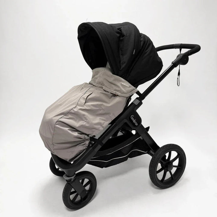Svart barnevogn med grå vinterfodral, perfekt for babyutstyr og barneklær 0-8 år