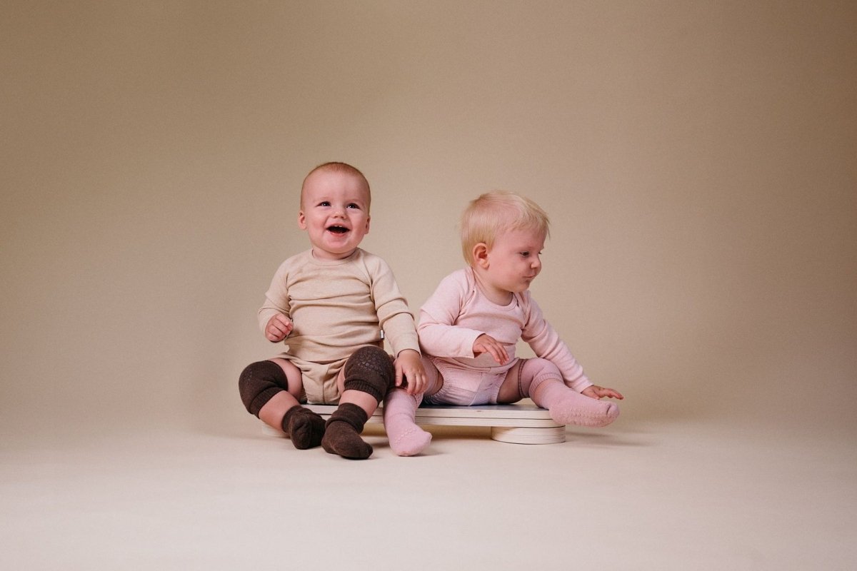 GoBabyGo | Anti-skli knebeskyttere til baby – Chocolate | Torgunns Barneklær AS