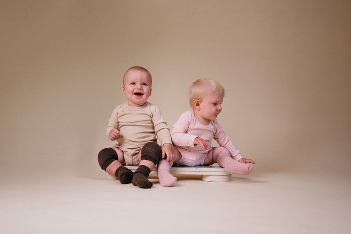 GoBabyGo | Anti-skli knebeskyttere til baby – Chocolate | Torgunns Barneklær AS