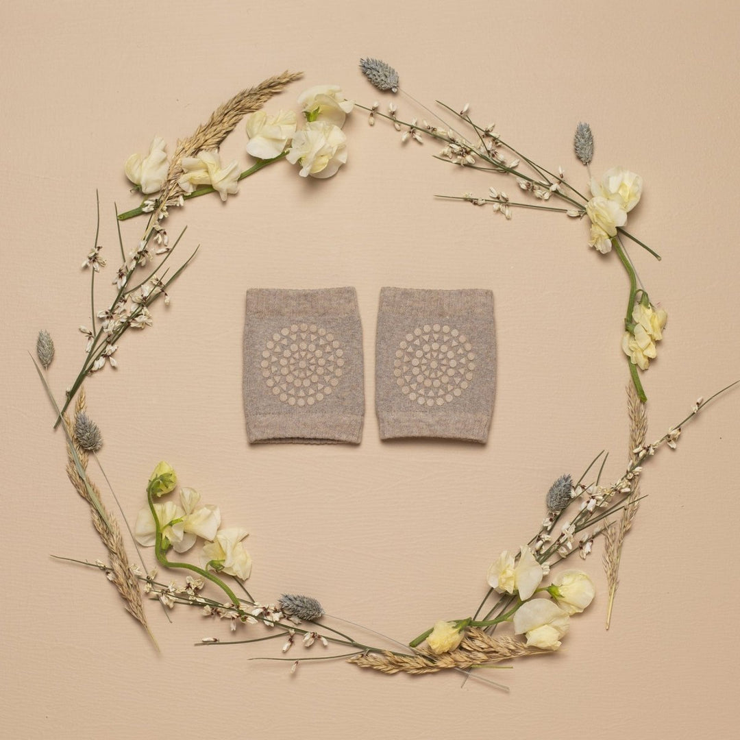 GoBabyGo | Anti - skli knebeskyttere til baby – Sand | Torgunns Barneklær AS