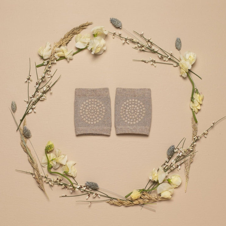 GoBabyGo | Anti - skli knebeskyttere til baby – Sand | Torgunns Barneklær AS