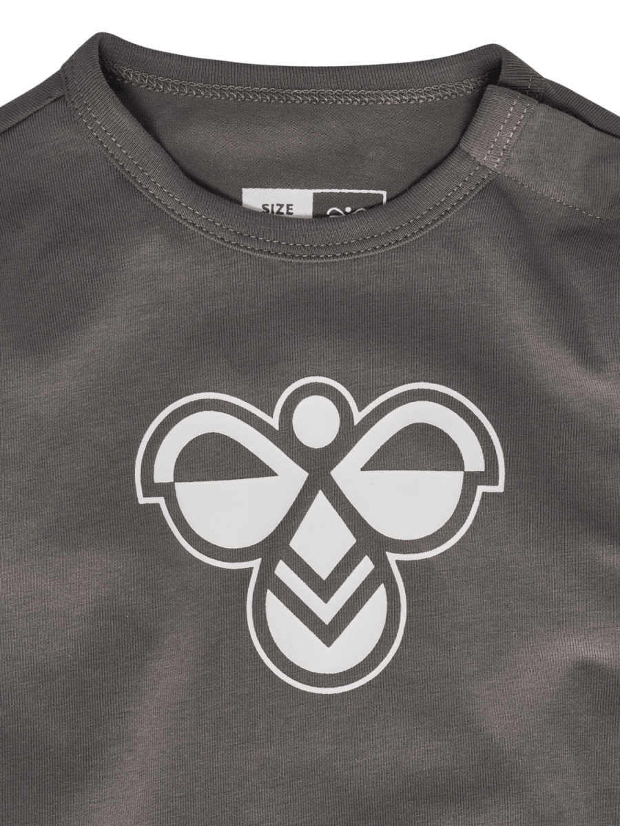 hummel Mini Logo Body – Dark Gull Gray | Torgunns Barneklær AS