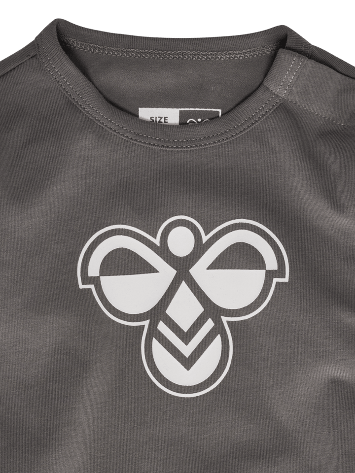 hummel Mini Logo Body – Dark Gull Gray | Torgunns Barneklær AS