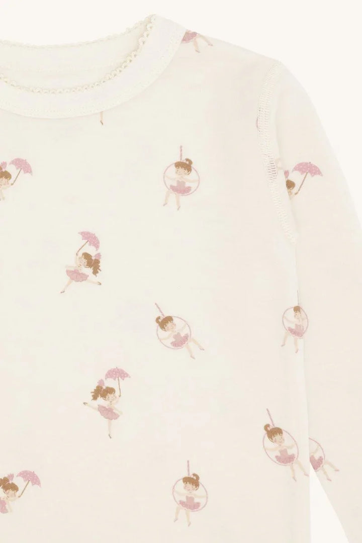 Hvit barneklær med rosa ballerina- og paraplymønster, myk og søt design for spedbarn og småbarn.