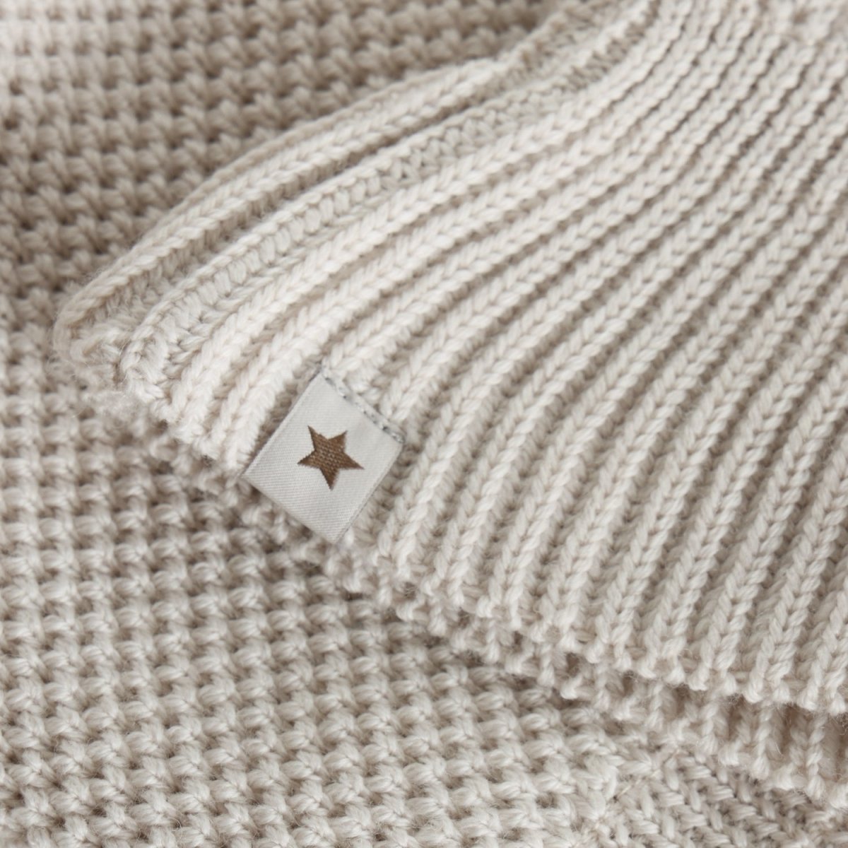 HUTTEliHUT | Balaclava Windstop Pompoms - Sand Melange | Torgunns Barneklær AS