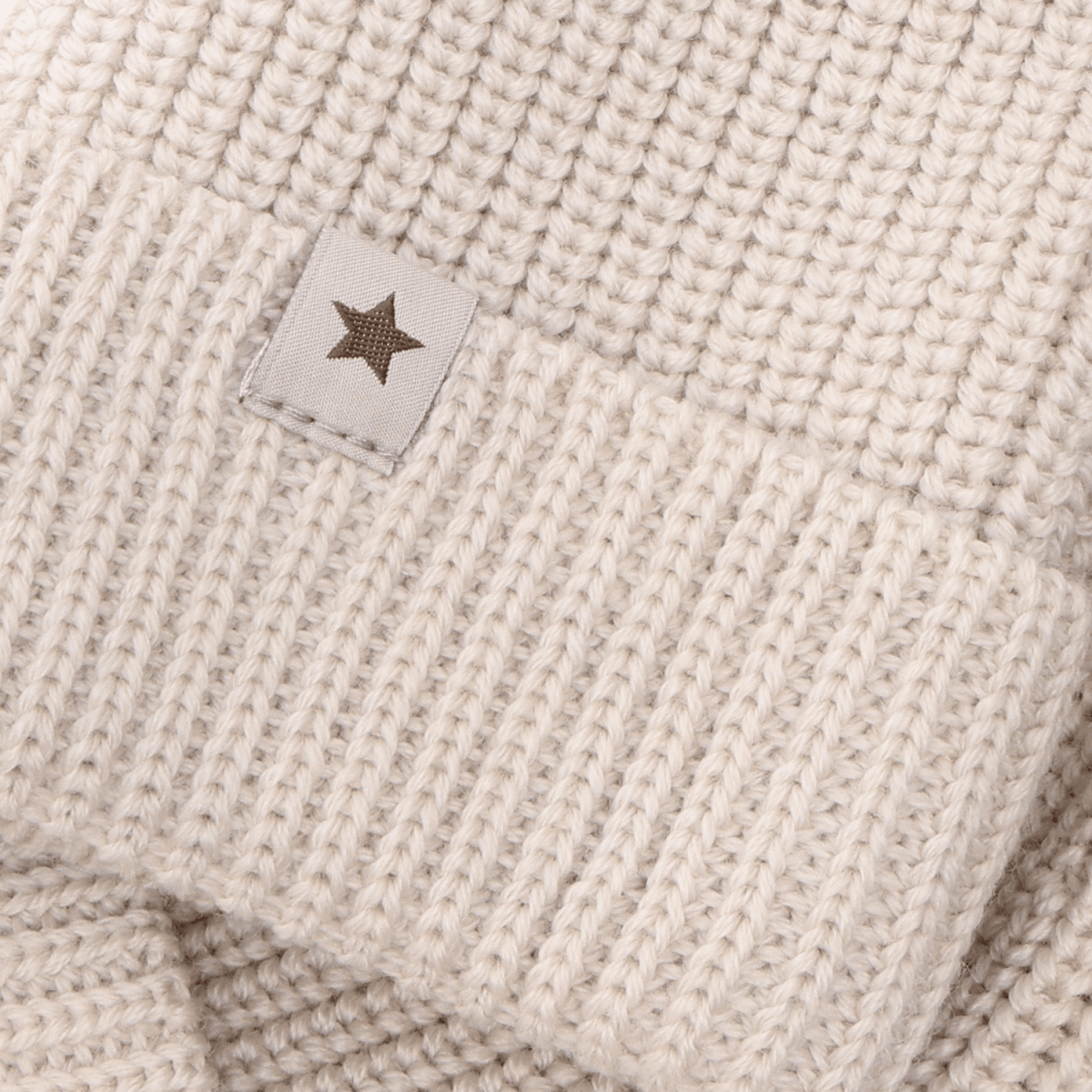 HUTTEliHUT | Beanie Wool Knit Pompoms - Sand Melange | Torgunns Barneklær AS