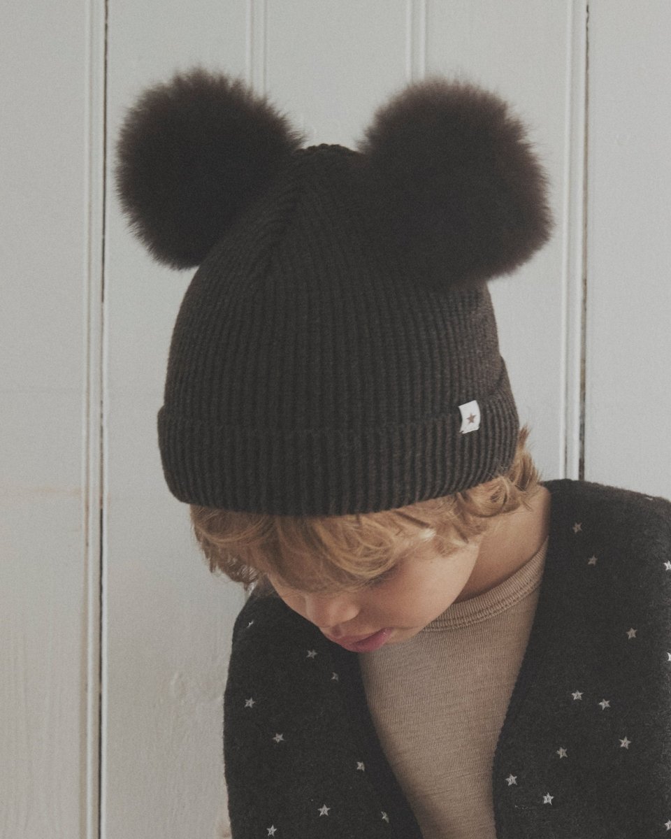 HUTTEliHUT | Hat Knit Alpaca Pompoms - Dark Brown Melange | Torgunns Barneklær AS