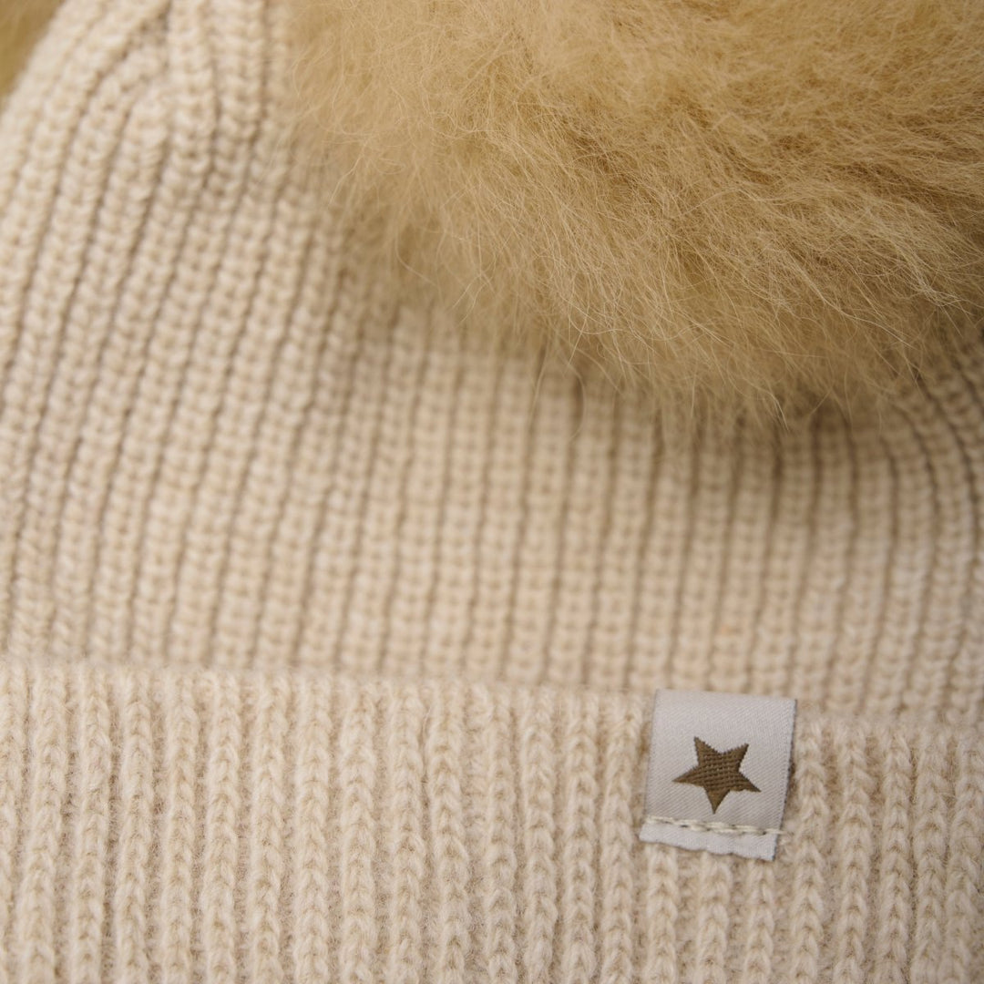 HUTTEliHUT | Hat Knit Alpaca Pompoms - Sand Melange | Torgunns Barneklær AS