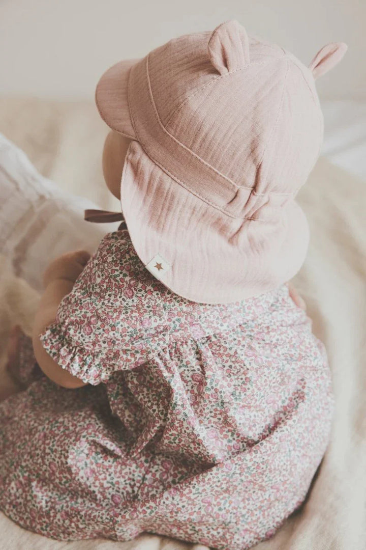 Baby i blomsterkjole og rosa hatt med ører, myk barneklær for små barn