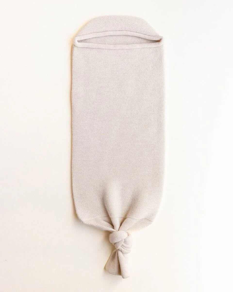 Myk ullsokk for baby, lett strikket med knute nederst, perfekt som babyutstyr for spedbarn.