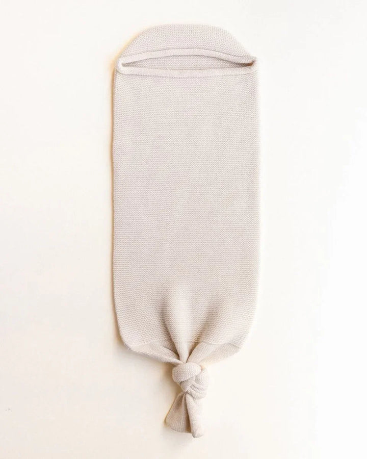 Myk ullsokk for baby, lett strikket med knute nederst, perfekt som babyutstyr for spedbarn.