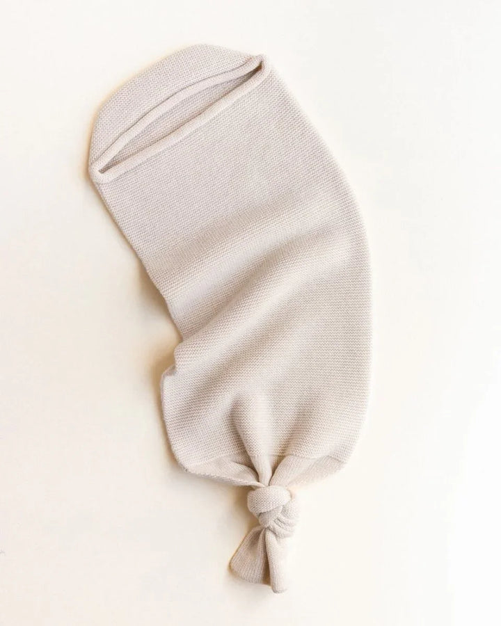 Myk ull babyvølve i lys beige, perfekt for nyfødte og små spedbarn