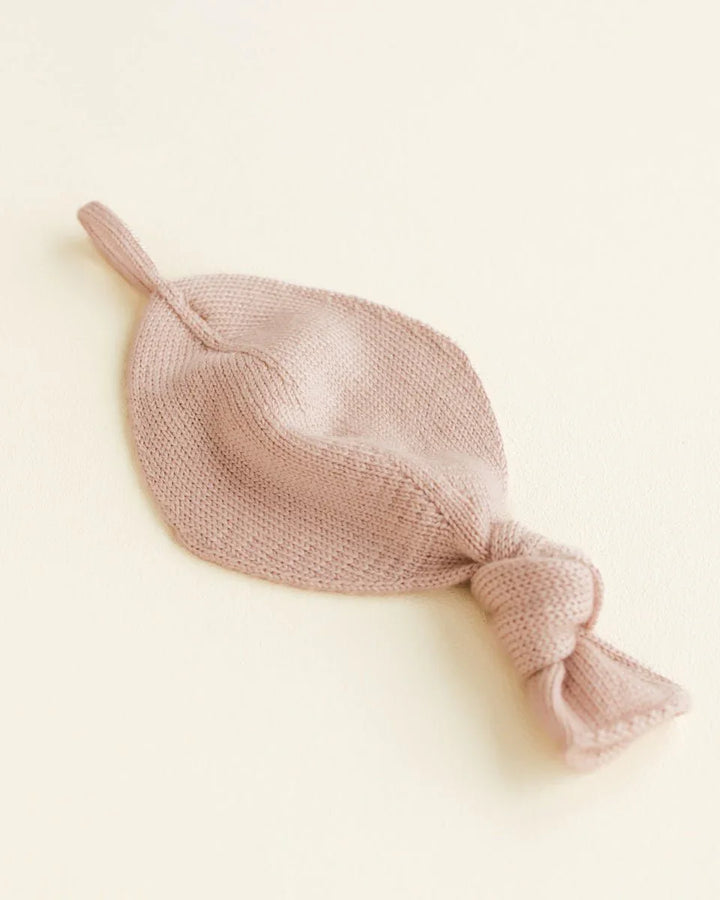 Myk strikket babyhette i lys rosa, perfekt for nyfødte og små barn