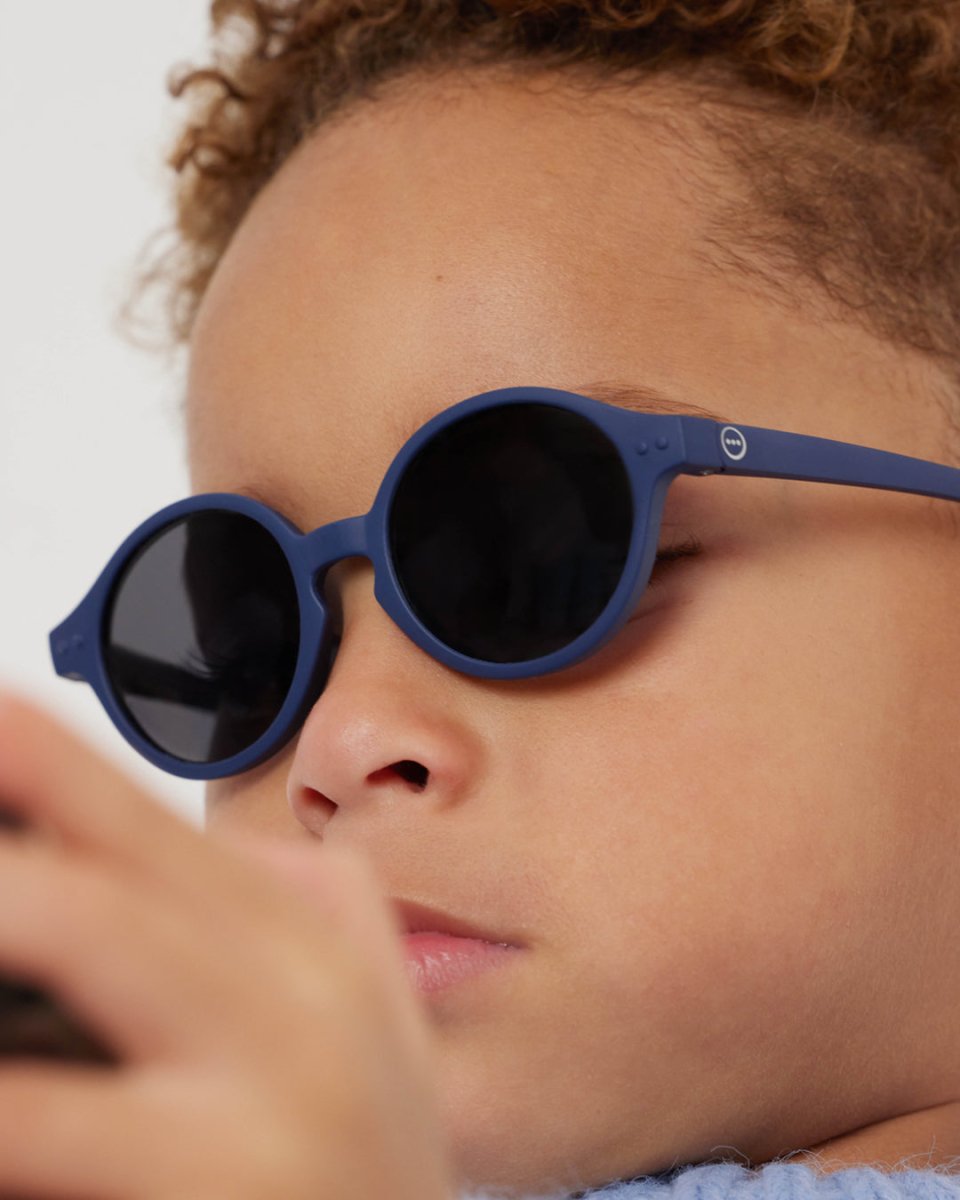IZIPIZI Kids | Solbriller 9 - 36mnd - Denim Blue | Torgunns Barneklær AS