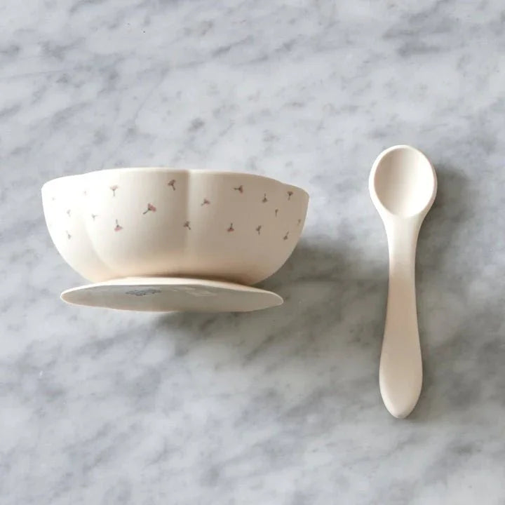 Hvit babybowl med blomstermønster og skje, perfekt for spedbarns mat