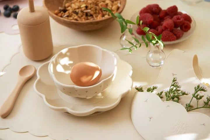 Barnematbord med blomstermønstret skål, egg, bønner og bær – myke barneklær &amp; babyutstyr
