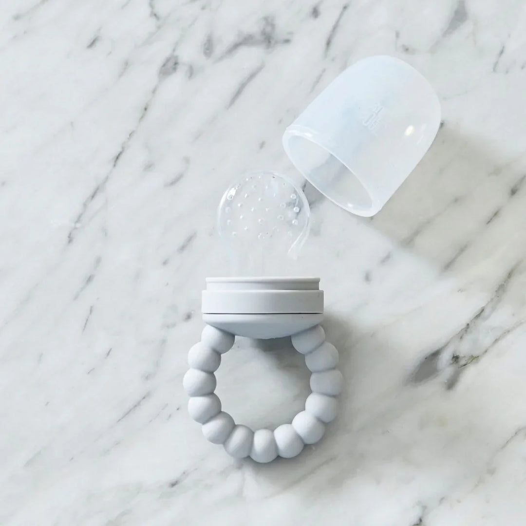 Grå silikonebebisføde med perlegrisp, perfekt for babyutstyr og små barn