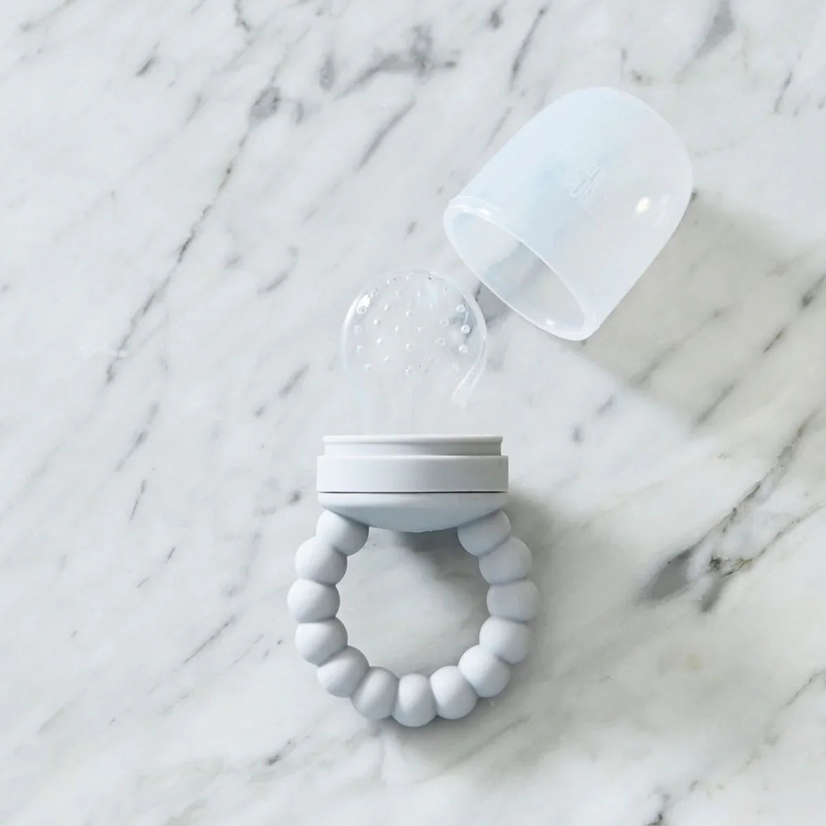 Grå silikonebebisføde med perlegrisp, perfekt for babyutstyr og små barn