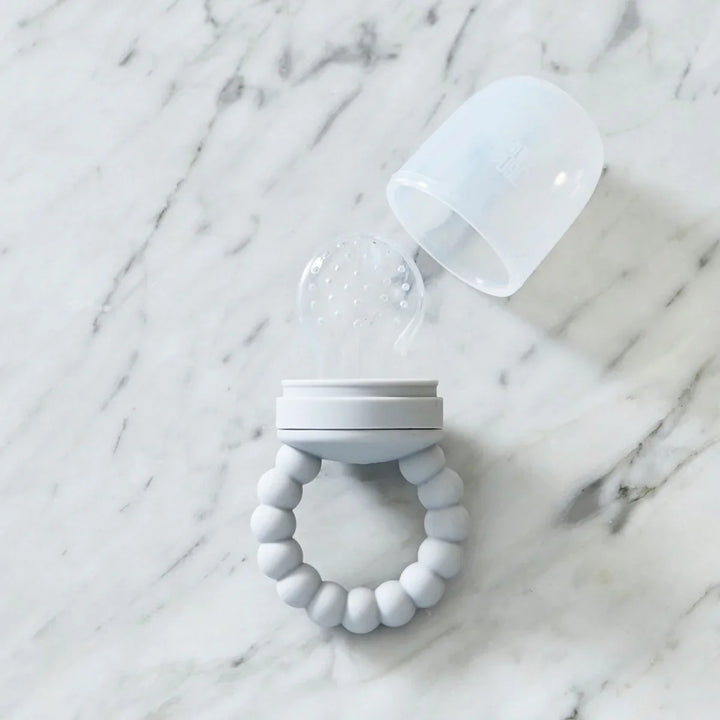 Grå silikonebebisføde med perlegrisp, perfekt for babyutstyr og små barn