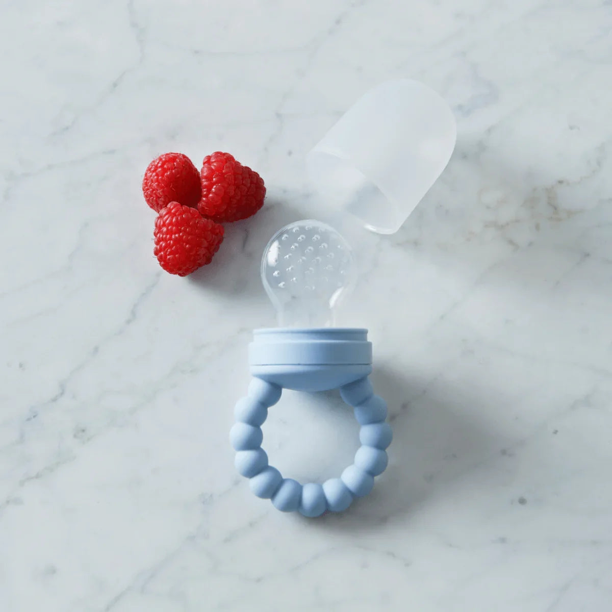 Blå silikone babyfôr med bær, perfekt for små barn og bebis