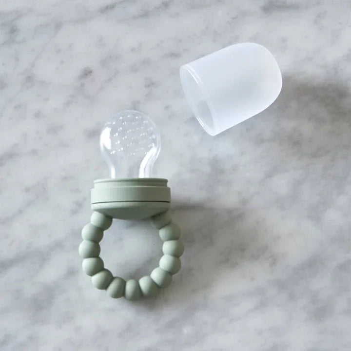 Grønn silikon babyfrokostskje med perlehandtak og deksel, perfekt for små barn og bebis