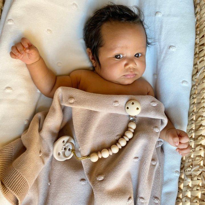 Nyfødt baby i myk ulldekket med trekkhjelp, ideelt for 0-8 år