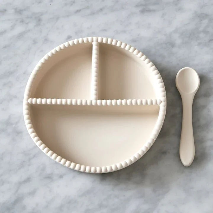 Beige babyplate med 3 fag og skje, perfekt for små barn og babyutstyr