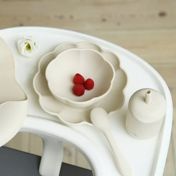 Hvit baby spisebord med blomsterformet skål, skje og flaske, dekorert med jordbær og blomst