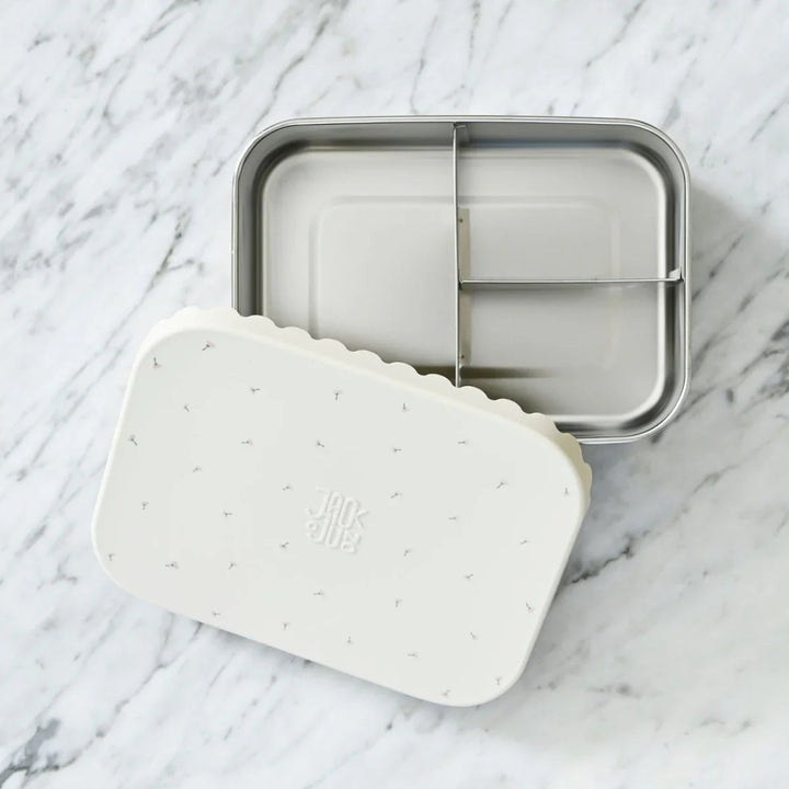 Hvit boks med skjellkant og deler, perfekt for barns matpakke eller lunchboks