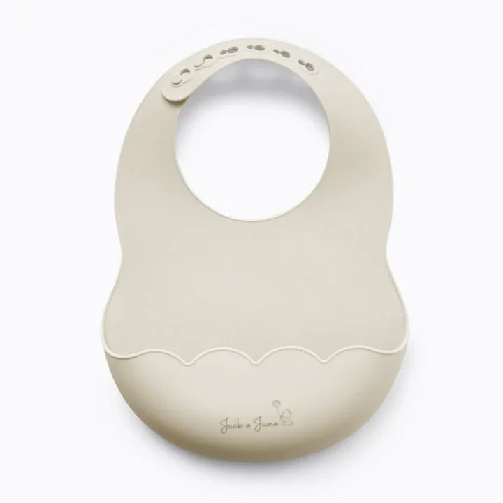 Beige silikonspisekåpe for baby, myk og lett å rengjøre, med Jack &amp; Jules logo