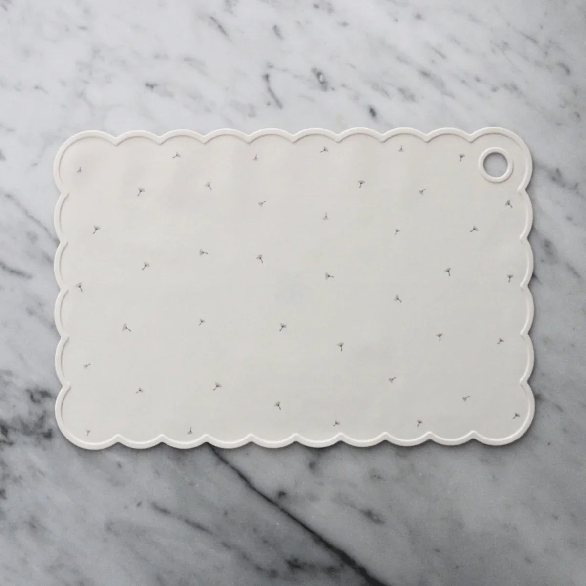 Hvit babyplate med bølget kant og små mønster, perfekt for spedbarn og små barn