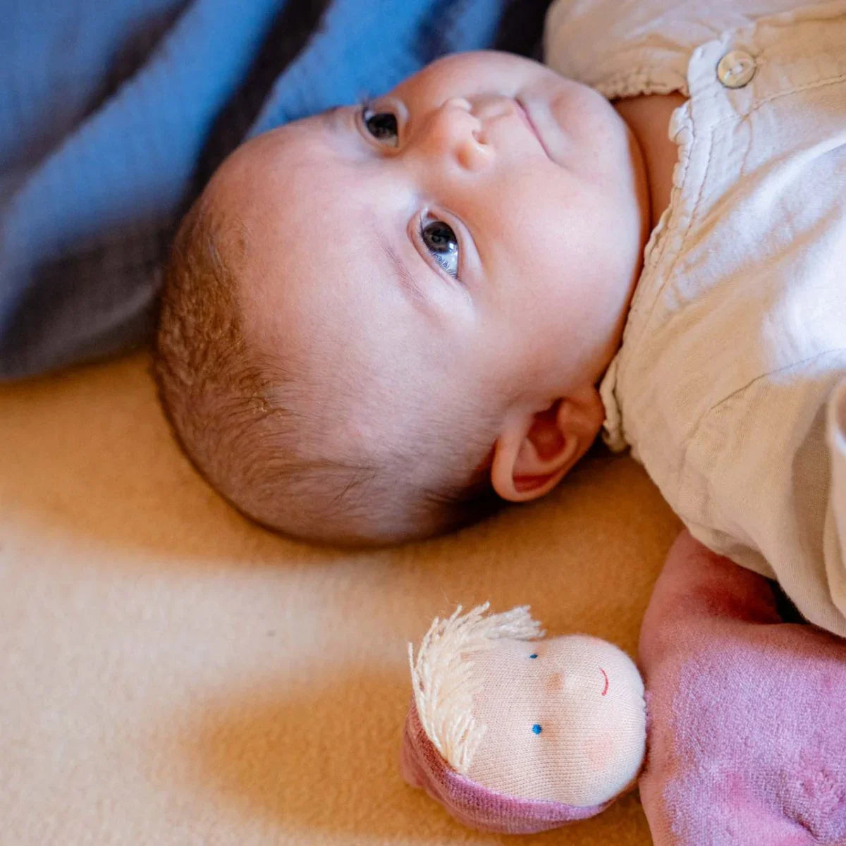 Nyfødt baby i myk barneklær med dukke, perfekt for 0-8 år